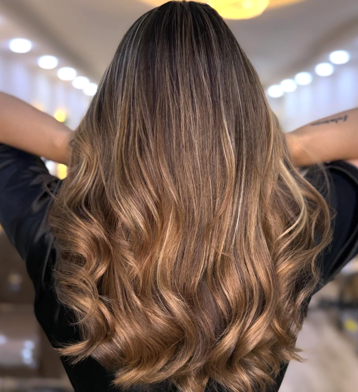 Cabello castaño avellana con brillo natural